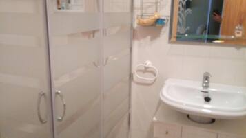 Ducha, secador de pelo, toallas y papel higiénico