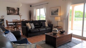 TV connectée, lecteur de DVD, livres, vidéothèque