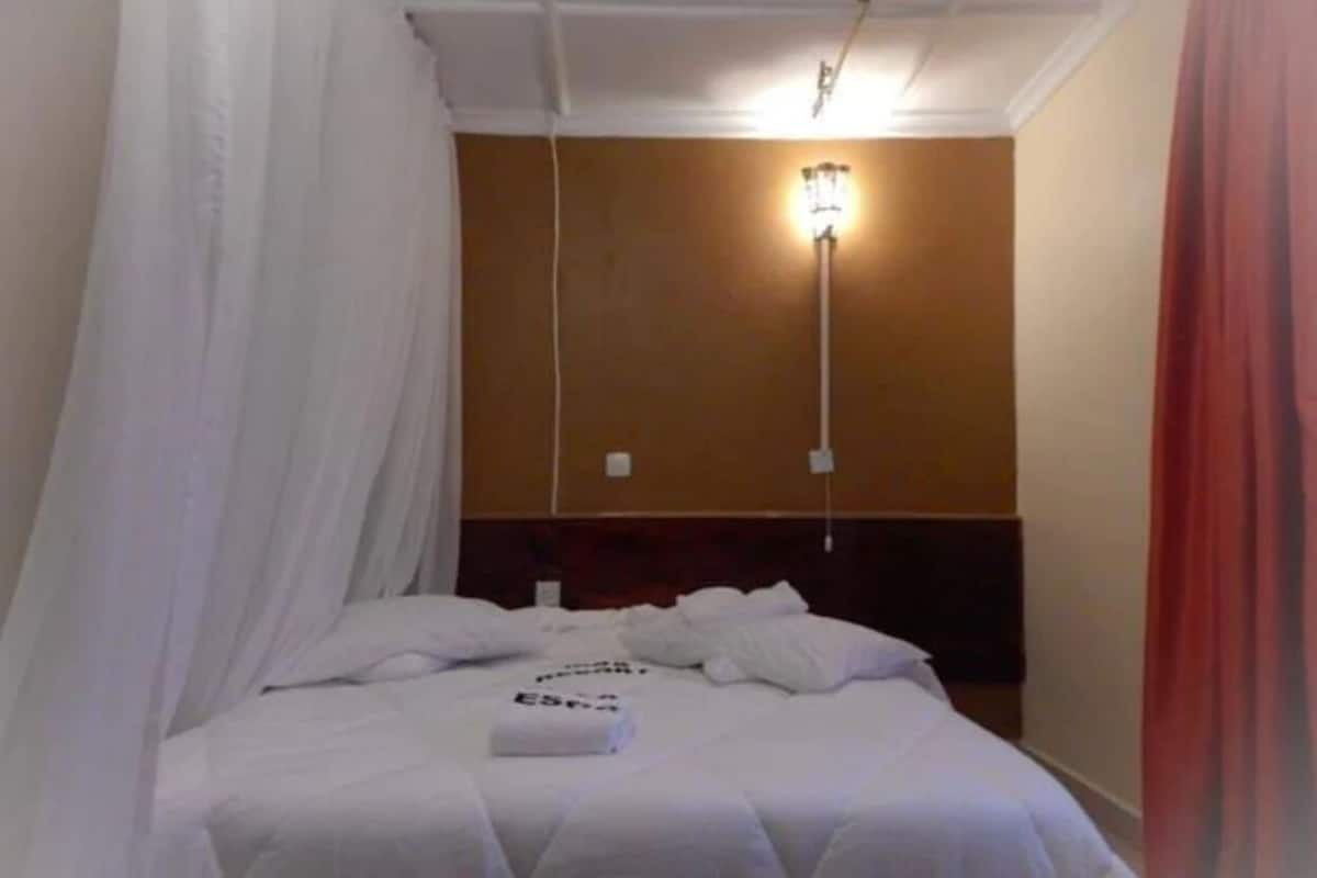 Een bureau, gratis wifi, beddengoed