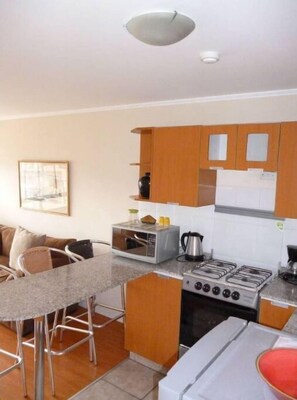 Microwave, oven, coffee/tea maker, electric kettle - SUITABLE FURNISHED 1DRM MIRAFLORES (Urb Cercado de Miraflores)