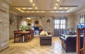 Villa (Dias) | Living area | 46-inch Smart TV with satellite channels, TV, Netflix