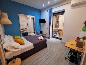 Habitación doble Deluxe (2) | Muebles diferentes, escritorio y espacio para trabajar con laptop 