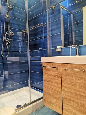 Deluxe Double Room (1) | Bathroom | Shower, free toiletries, hair dryer, bidet - Miracolo Al Duomo (Naples)