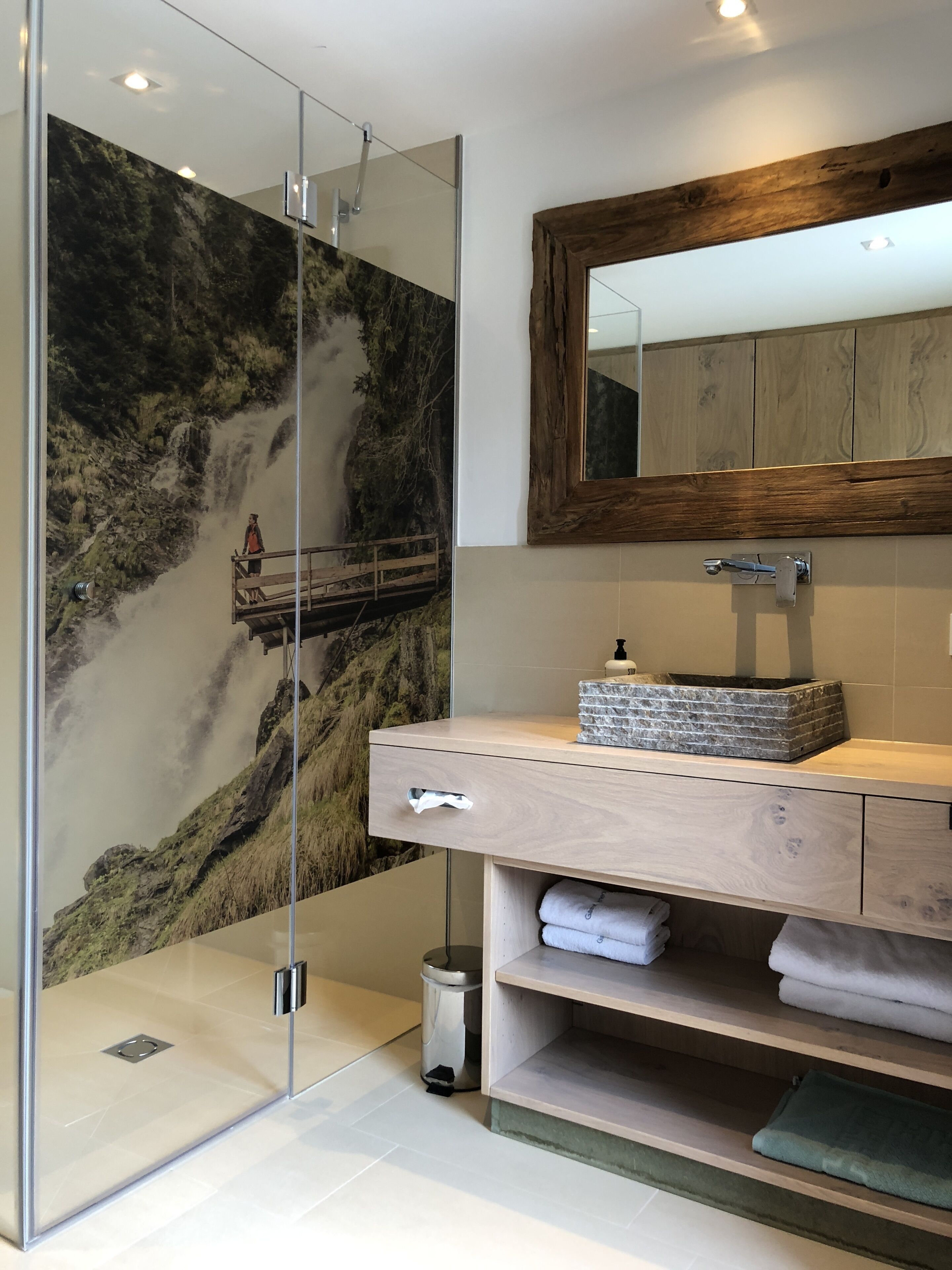 deluxe double room | bathroom | free toiletries, hair dryer, towels