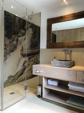 Habitació doble Deluxe | Bany | Articles de tocador gratuïts, assecador de cabells i tovalloles 