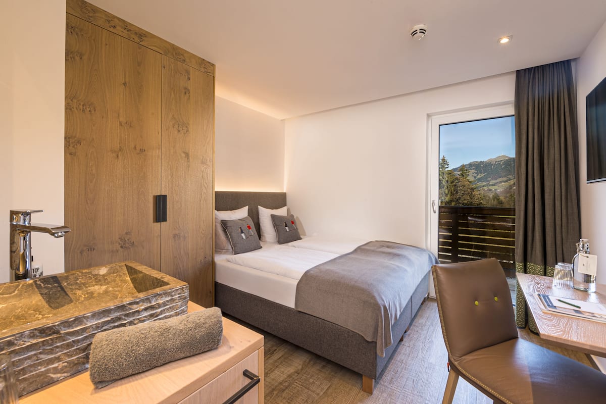 Business Double Room, Mountain View | 1 bedroom, desk, soundproofing, free WiFi