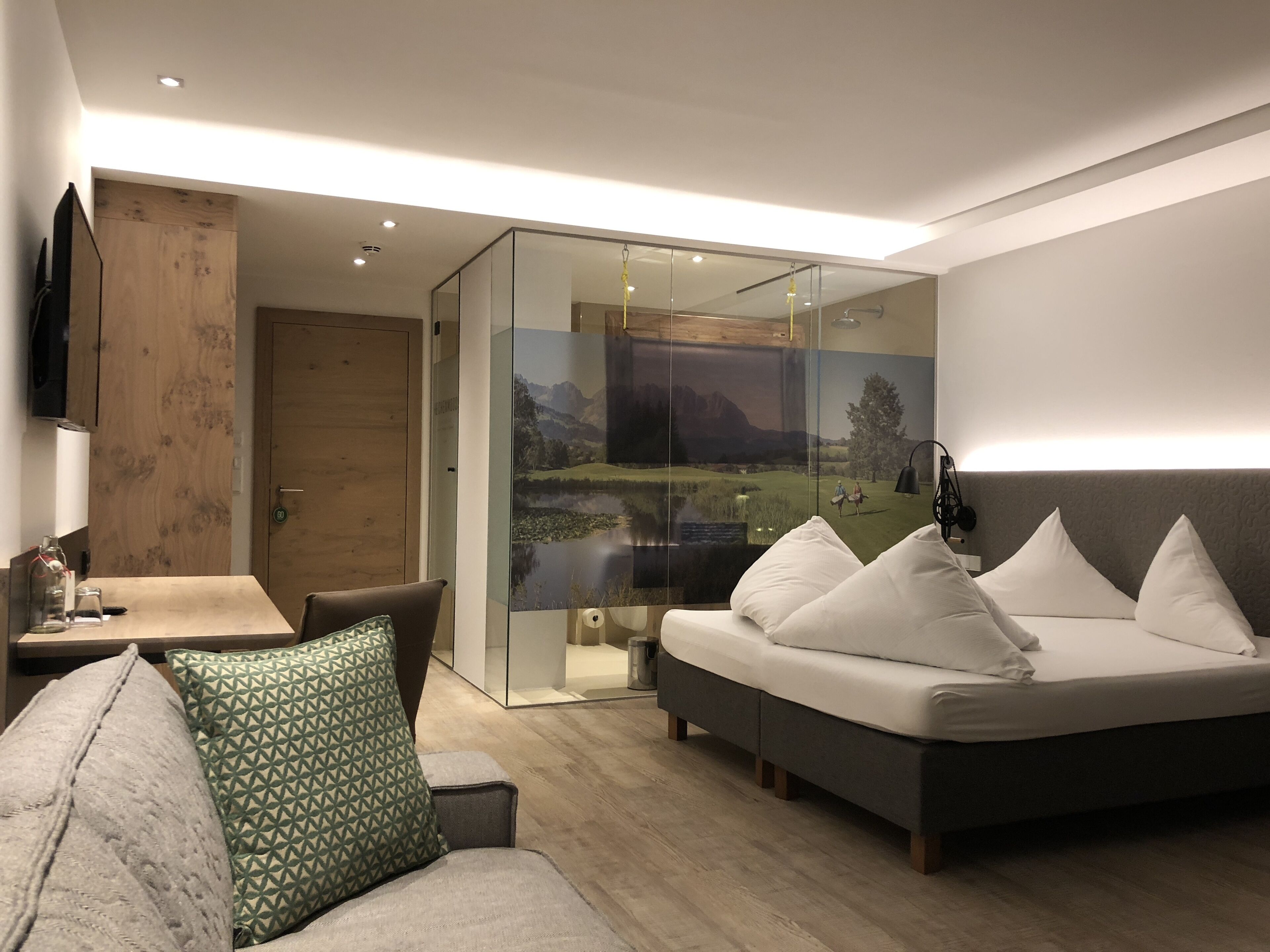 panoramic room | desk, soundproofing, free wifi, bed sheets