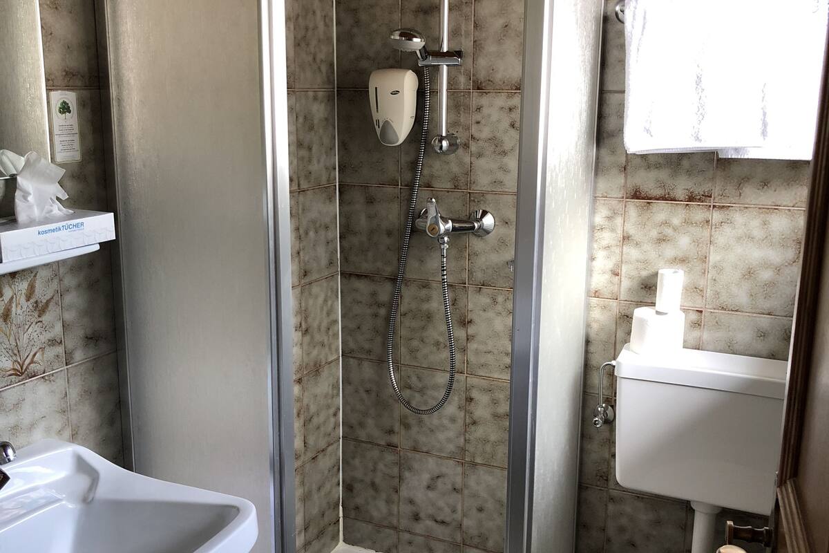 basic double room, balcony | desk, soundproofing, free wifi, bed sheets