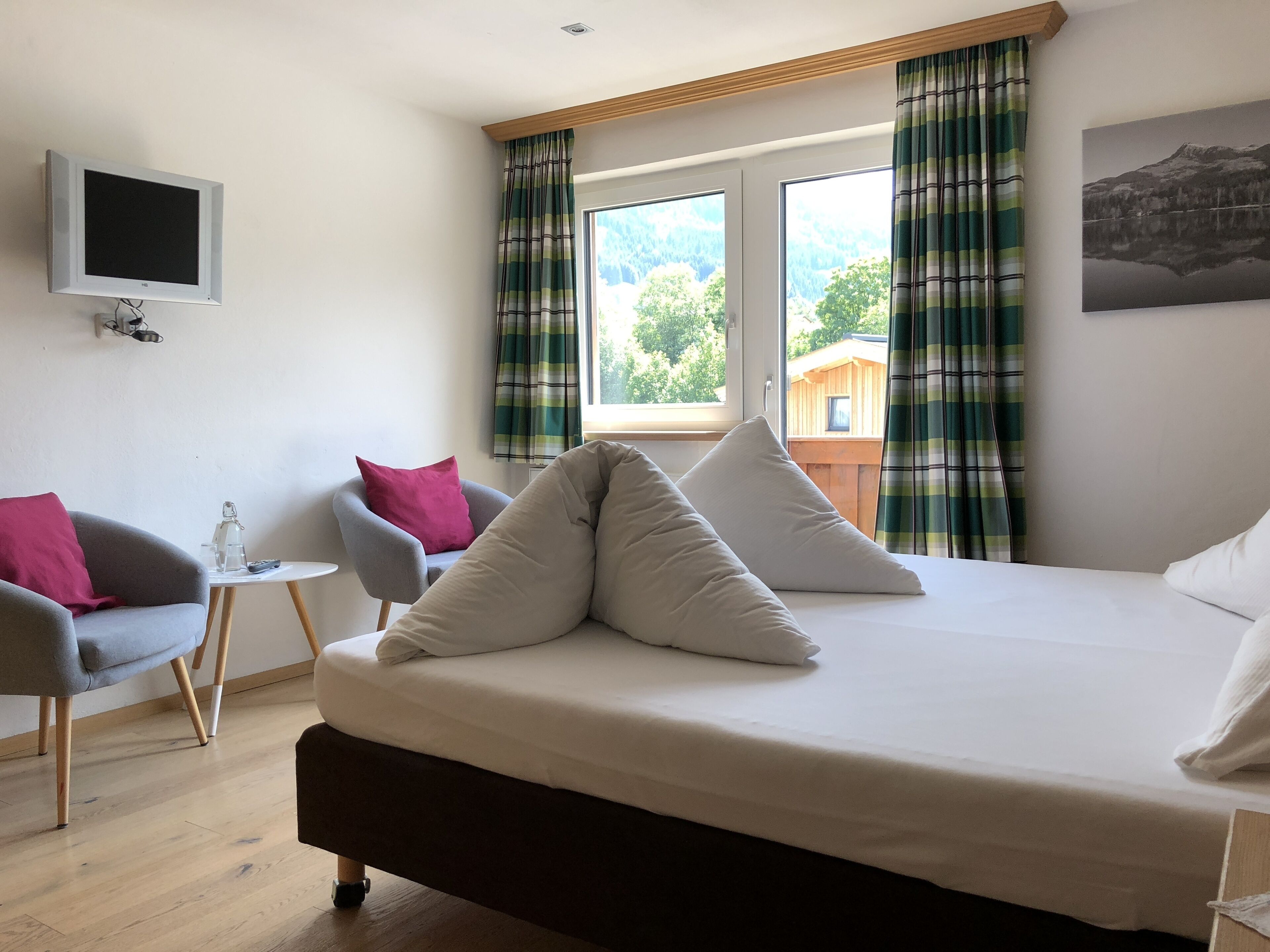 deluxe double room | desk, soundproofing, free wifi, bed sheets