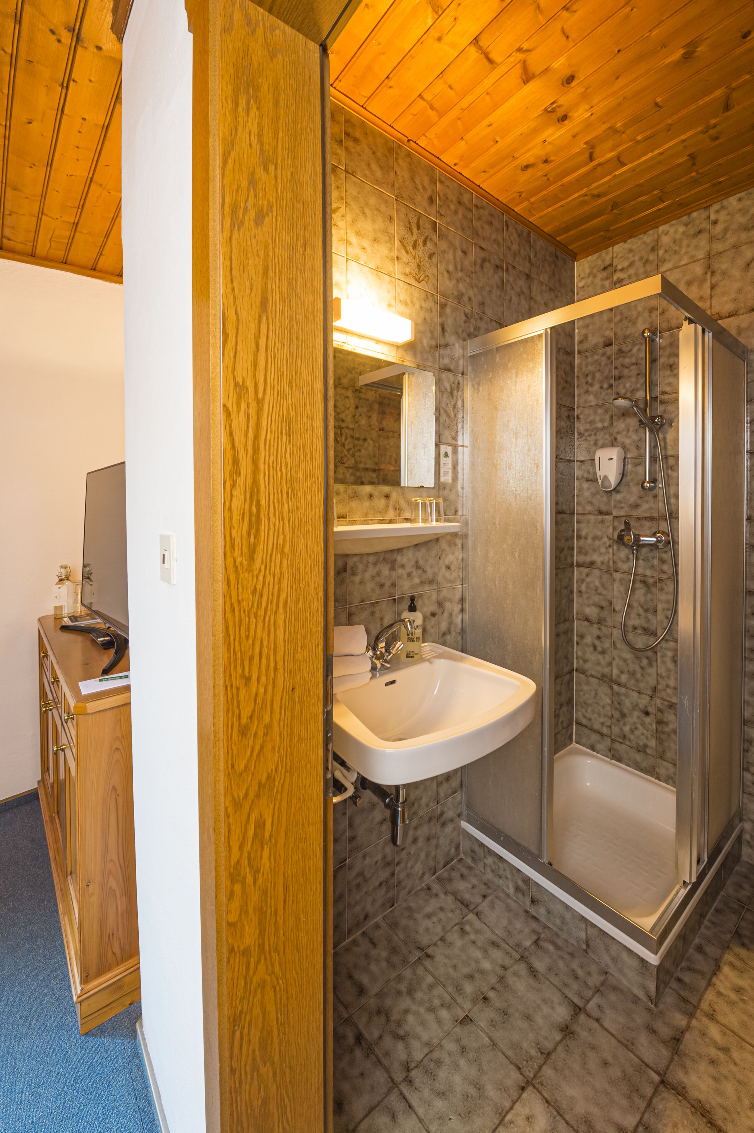 standard quadruple room | bathroom | free toiletries, hair dryer, towels