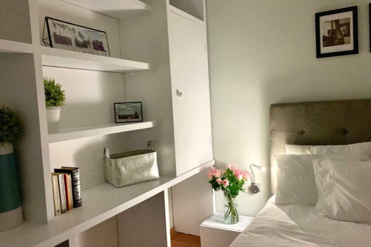 Decoración personalizada, tabla de planchar con plancha y wifi gratis