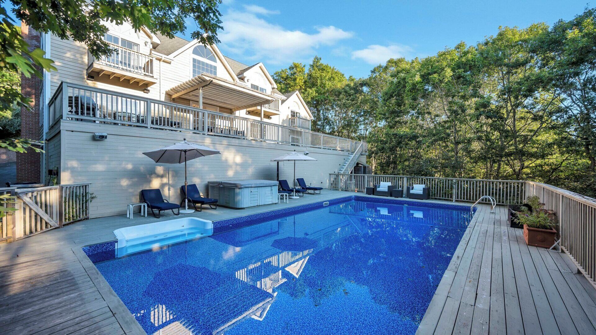 Lämmitetty uima-allas