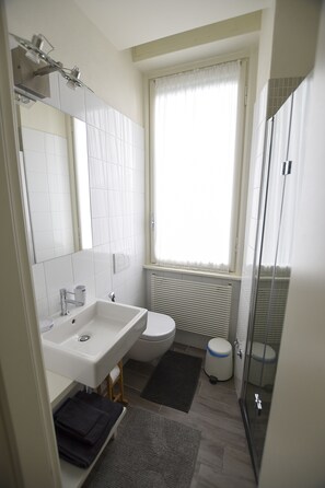 Bruser, gratis toiletartikler, hårtørrer, bidet