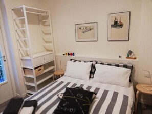 1 chambre, décoration personnalisée, ameublement personnalisé, bureau