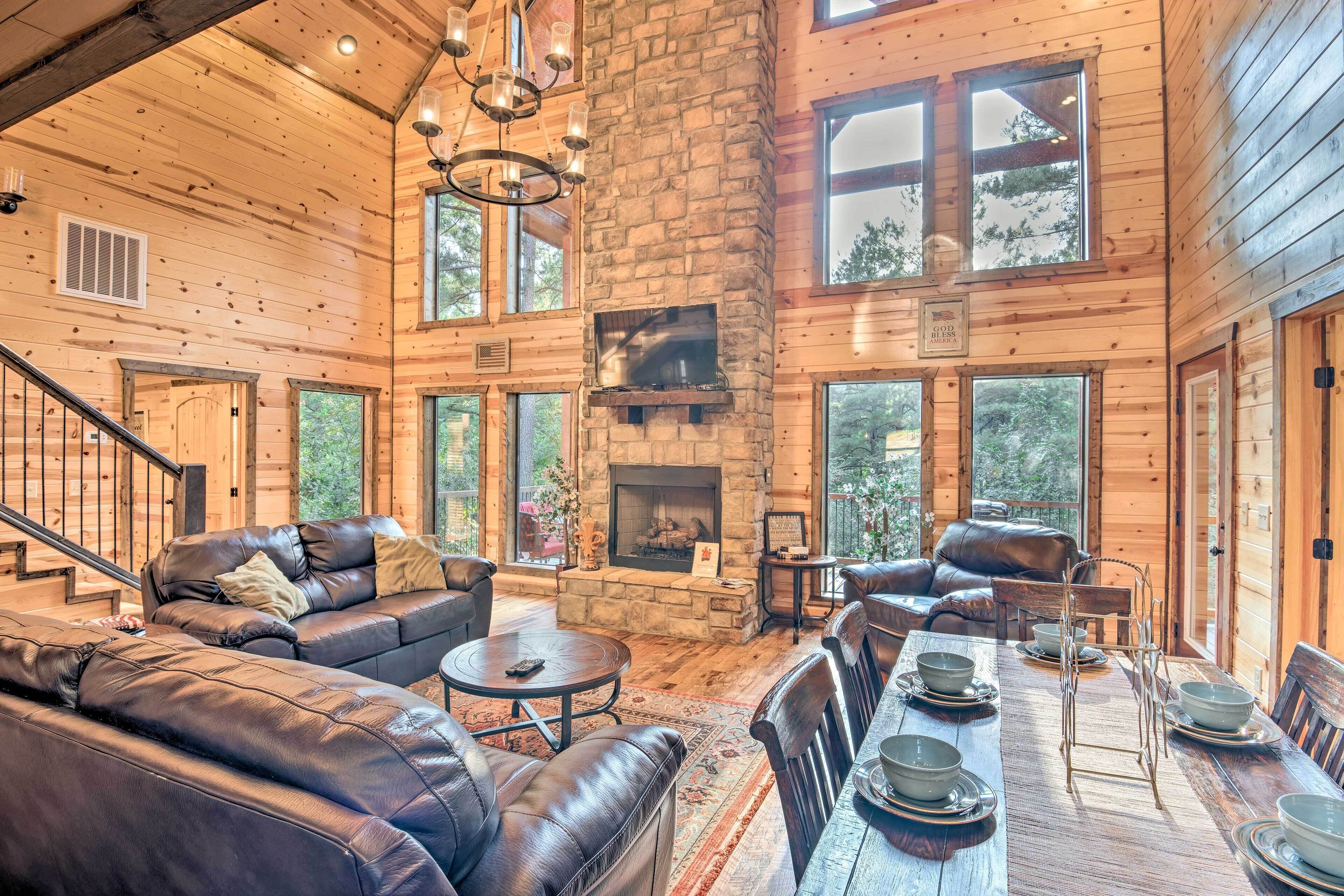Lux Cabin w/Hot Tub 13mins to Broken Bow Lake