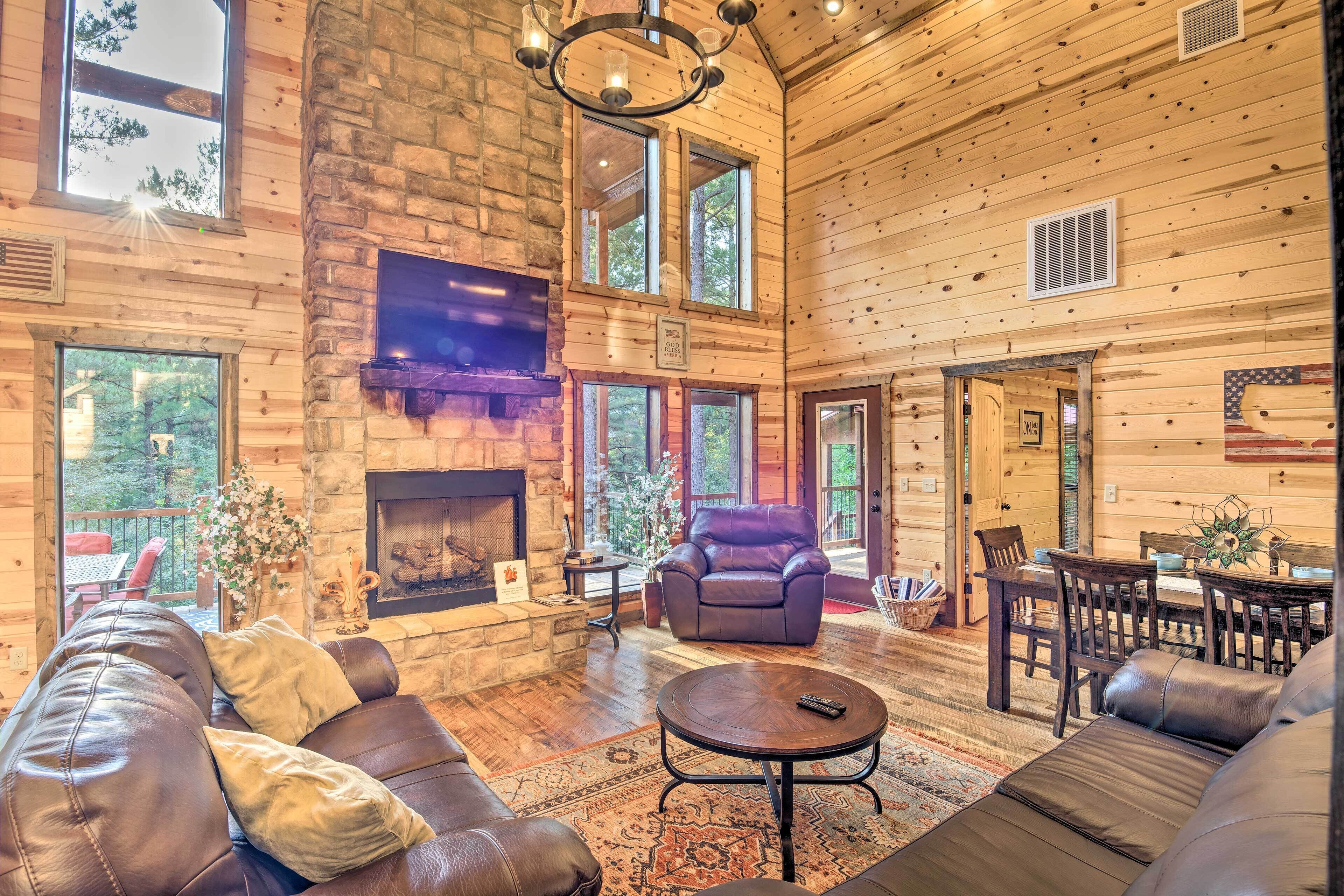 Lux Cabin w/Hot Tub 13mins to Broken Bow Lake
