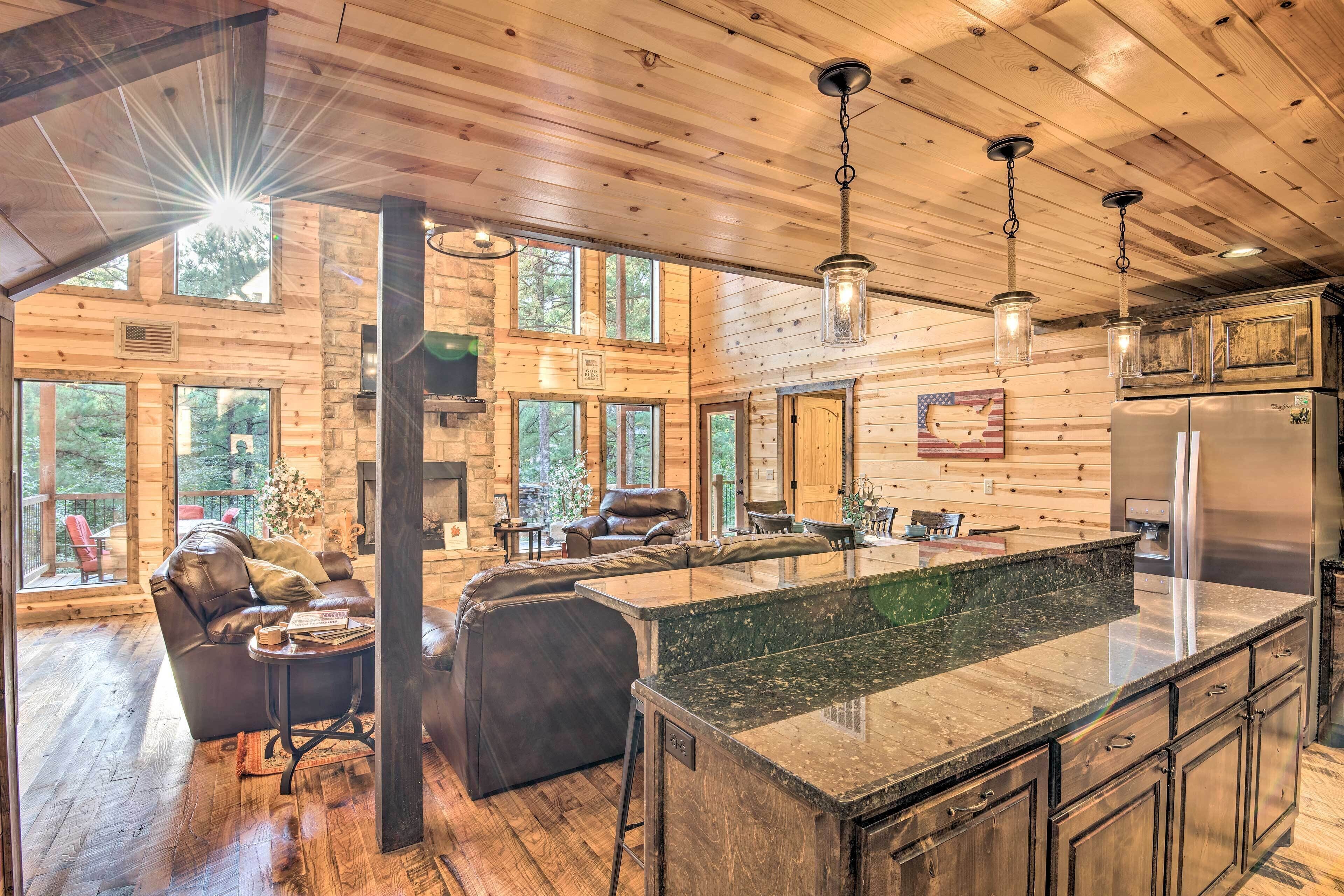 Lux Cabin w/Hot Tub 13mins to Broken Bow Lake