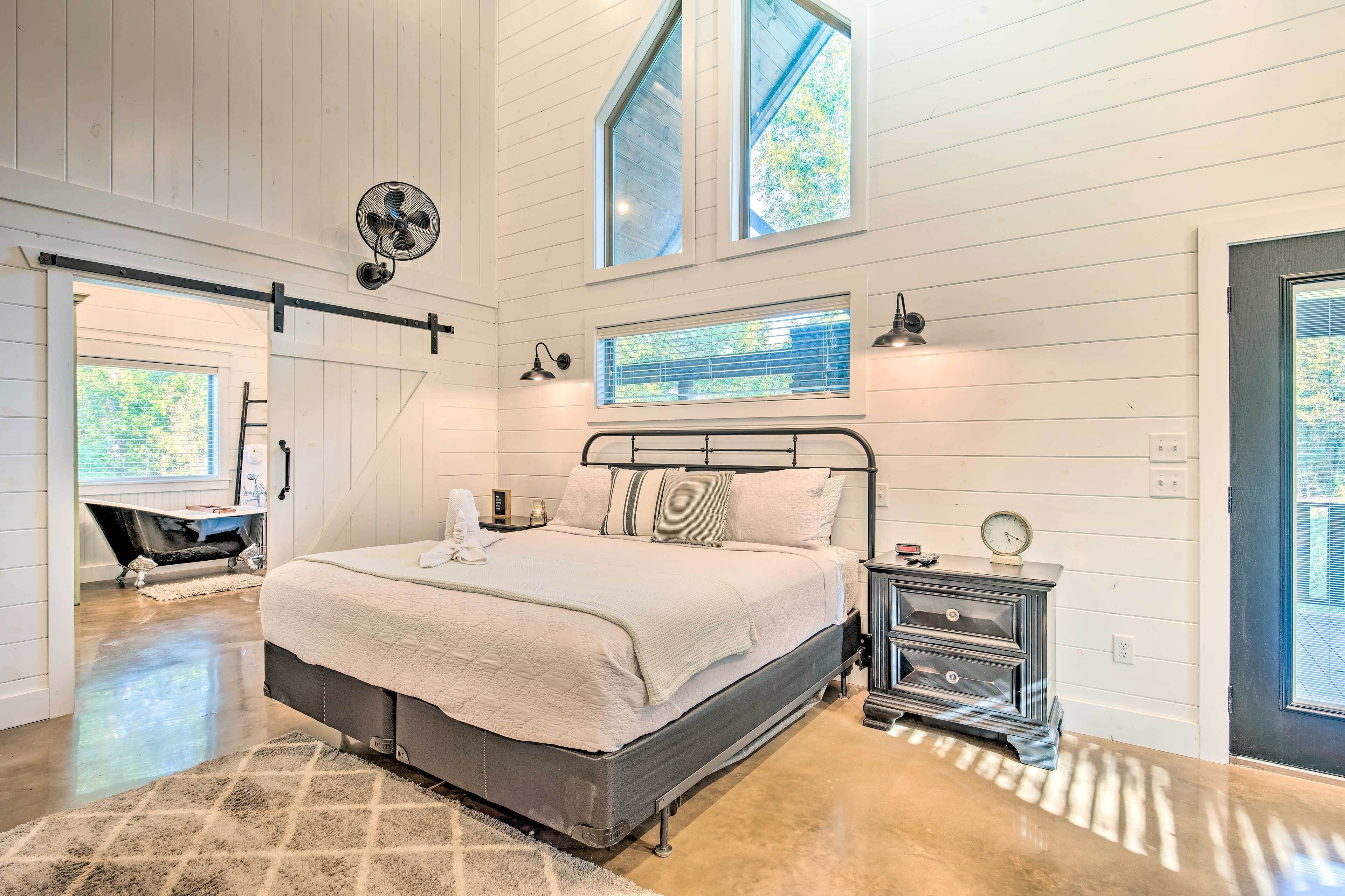 Cabin w/ Fire Pit, 4 Mi. to Broken Bow Lake!