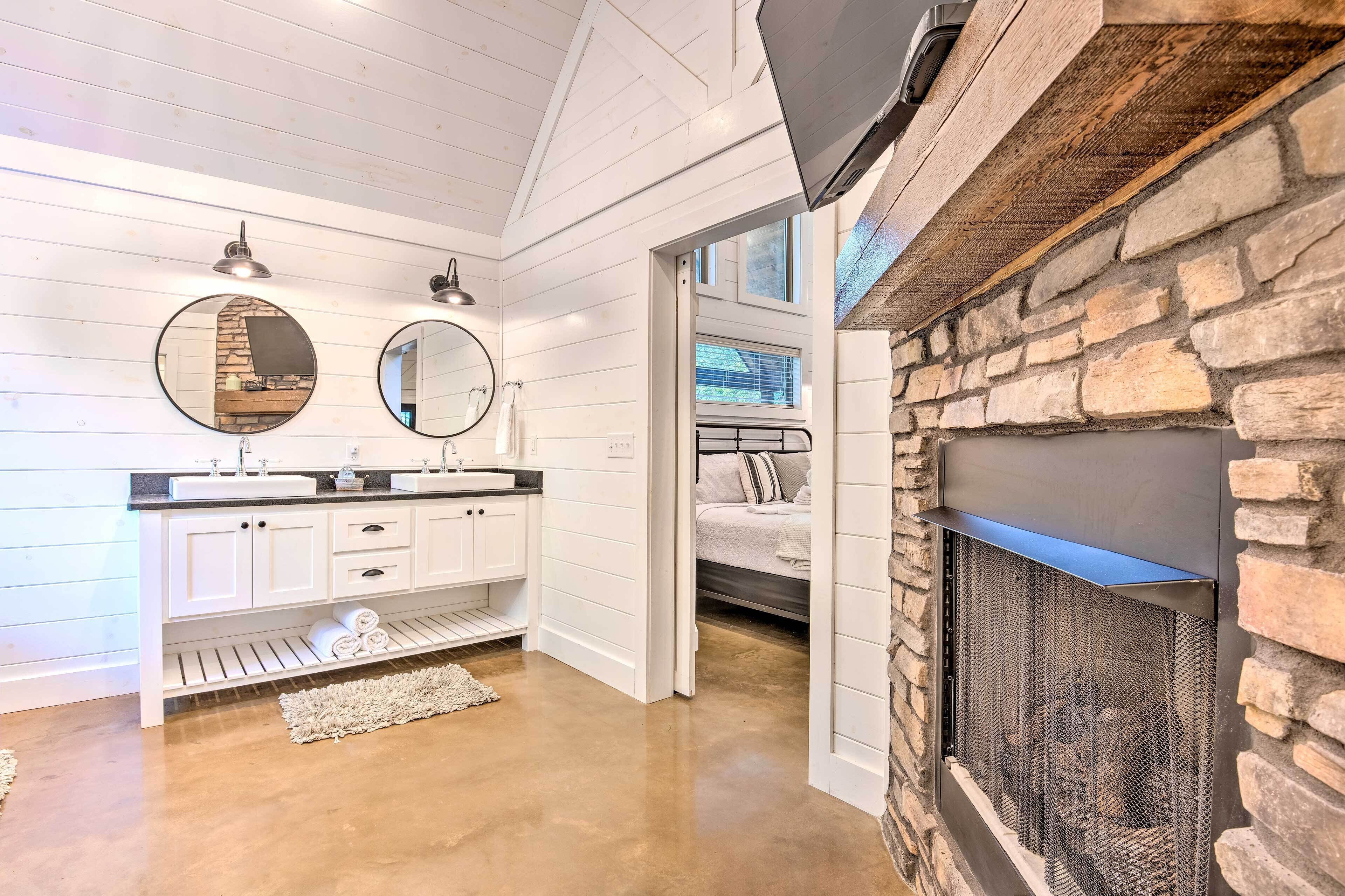 Cabin w/ Fire Pit, 4 Mi. to Broken Bow Lake!