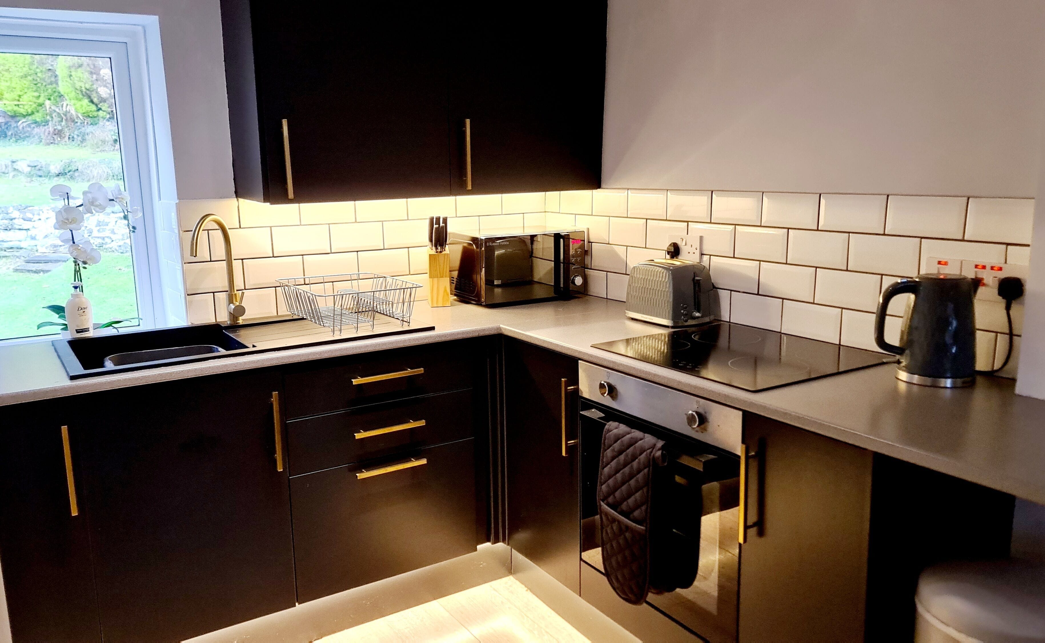 Een koelkast, een magnetron, een oven, een kookplaat