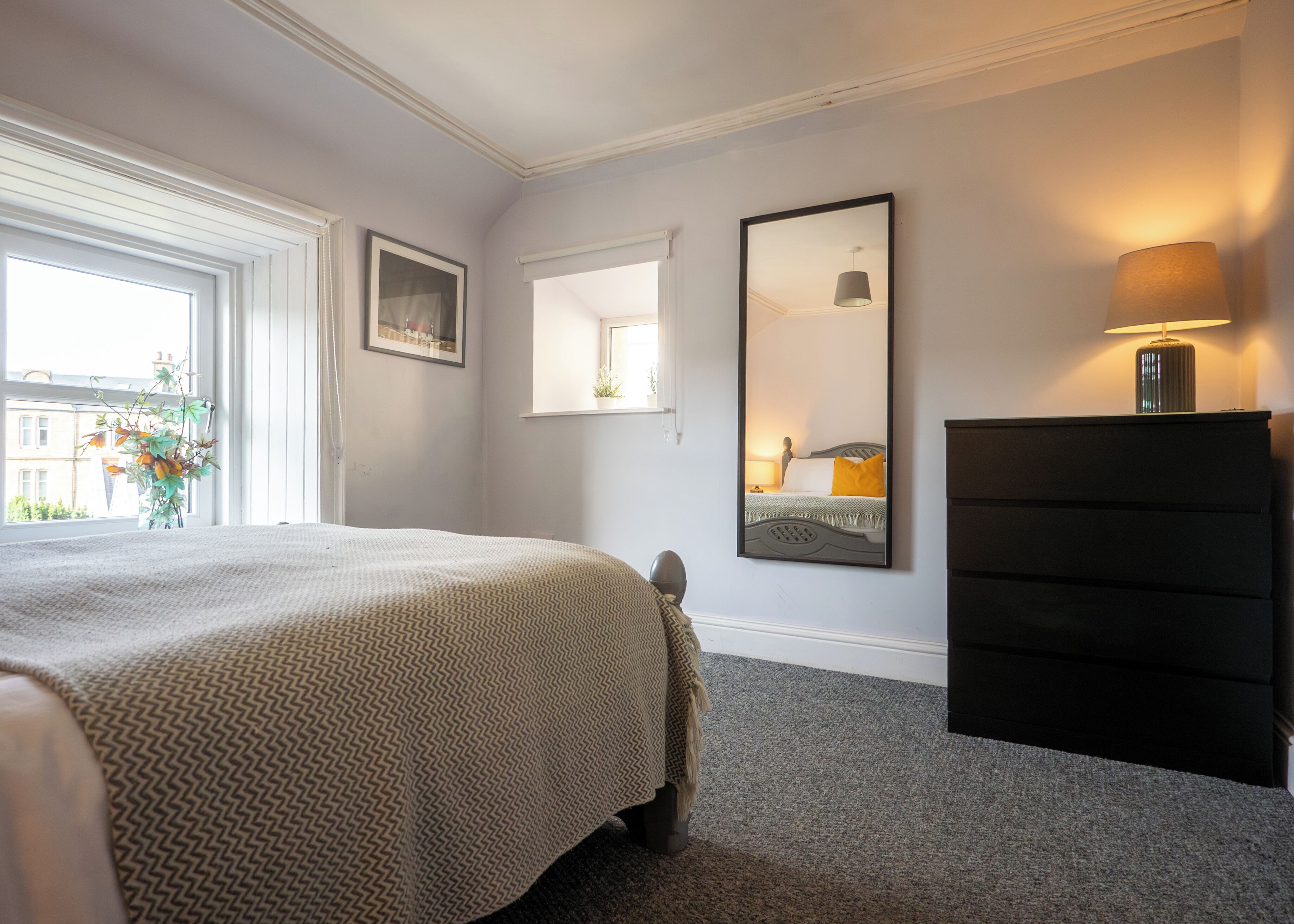 2 habitaciones, tabla de planchar con plancha, wifi y ropa de cama 