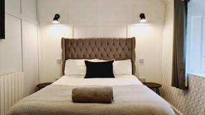 2 bedrooms, iron/ironing board, WiFi, bed sheets - Town Centre apartment with private garden (Oban)