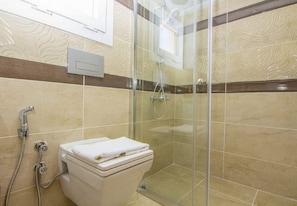 Villa | Baño | Secador de pelo, bidé, toallas y papel higiénico