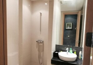 Appartement, 2 chambres | Salle de bain | Serviettes fournies, savon, papier de toilette
