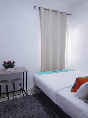 Suite familiar, 2 habitaciones | Decoración personalizada, muebles diferentes, escritorio y wifi gratis