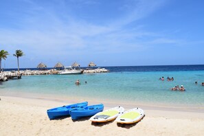 Plage, chaises longues, serviettes de plage