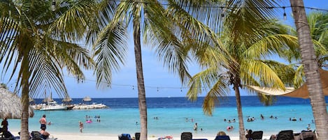 På stranden, solstolar och strandhanddukar