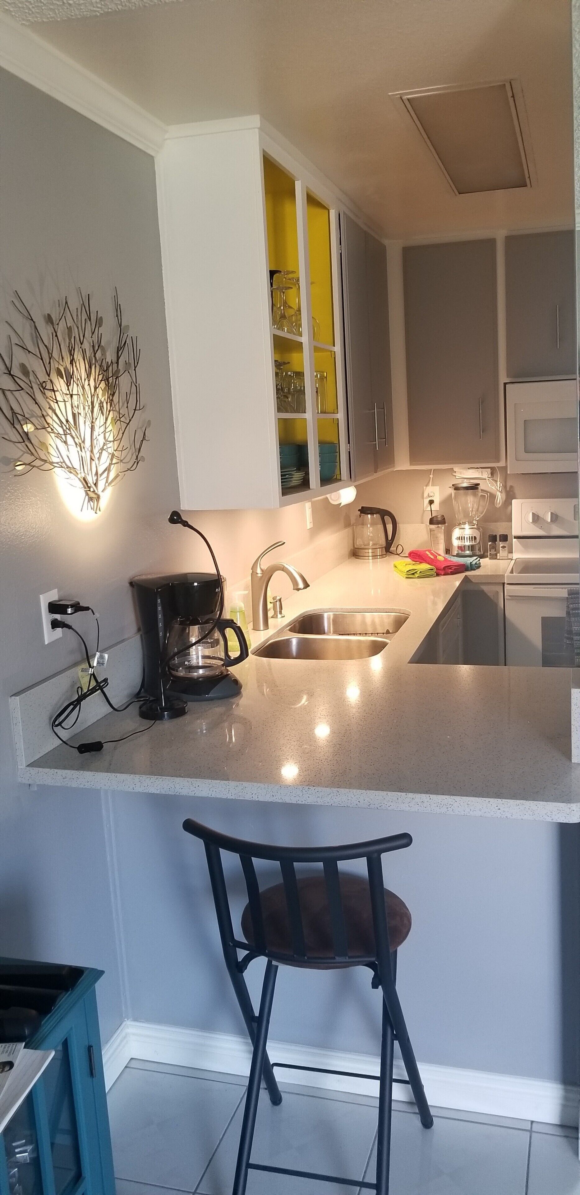 Newly remodeled top floor unit- Monthly rental