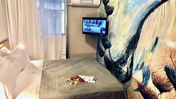 Quarto triplo, banheiro compartilhado | Escrivaninha, espaço de trabalho para notebook, quartos à prova de som