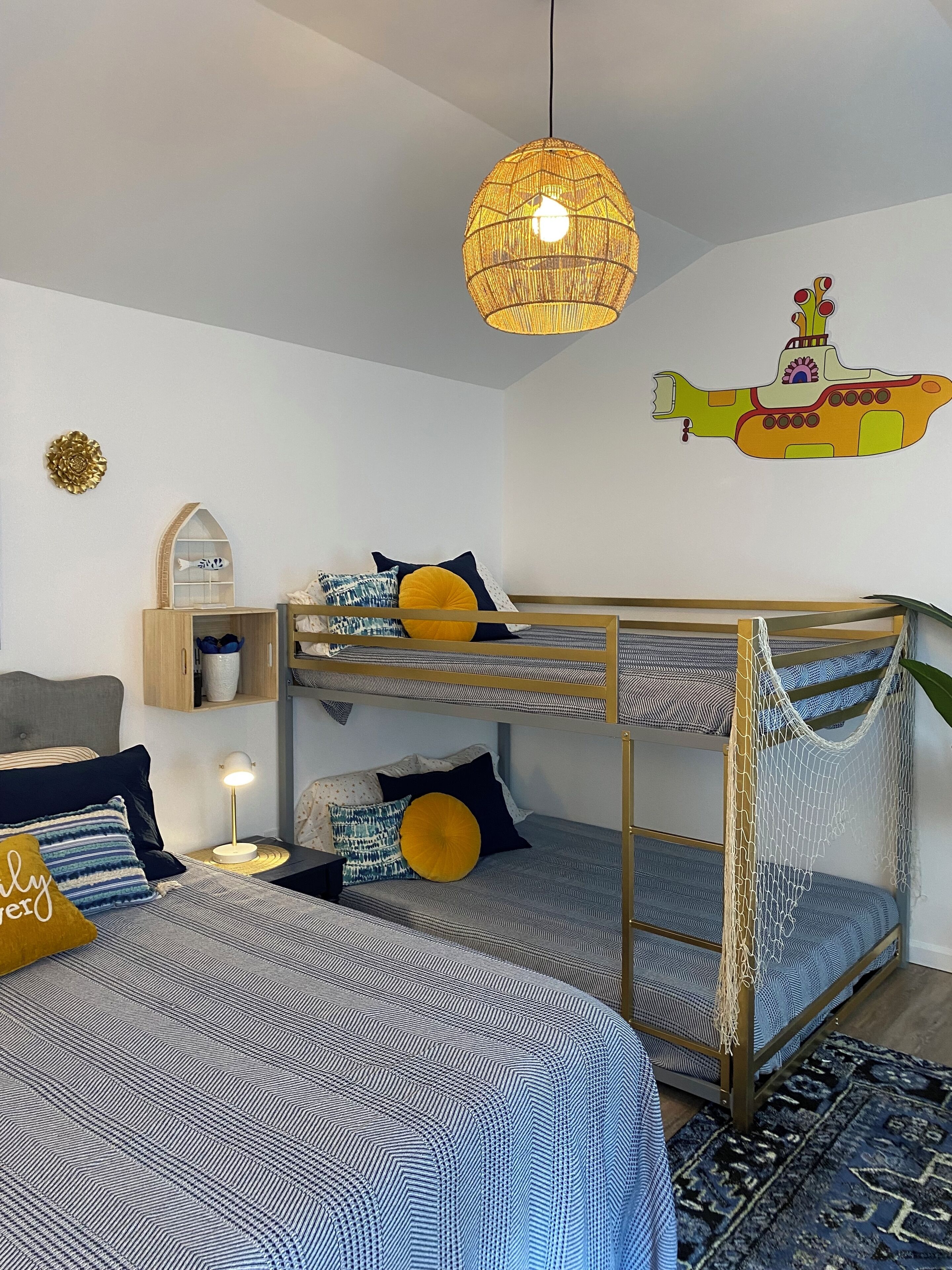 3 bedrooms, desk, WiFi, bed sheets