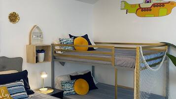 3 bedrooms, desk, WiFi, bed sheets