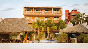 Vista frontal de la propiedad