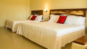 Familien-Vierbettzimmer | Bügeleisen/Bügelbrett, Bettwäsche