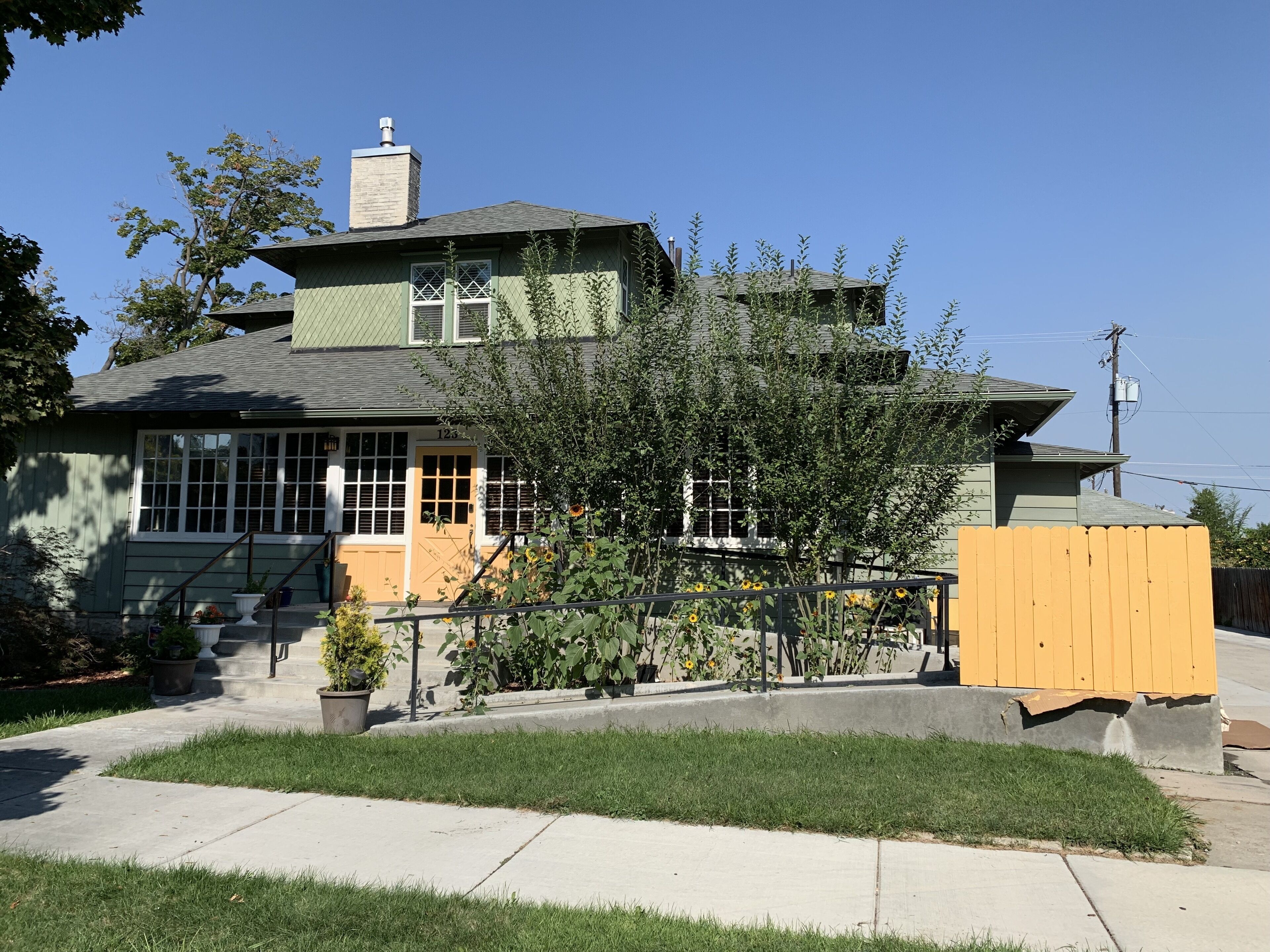Charming, Spacious First Floor of Charming 1903 Home in Downtown Nampa