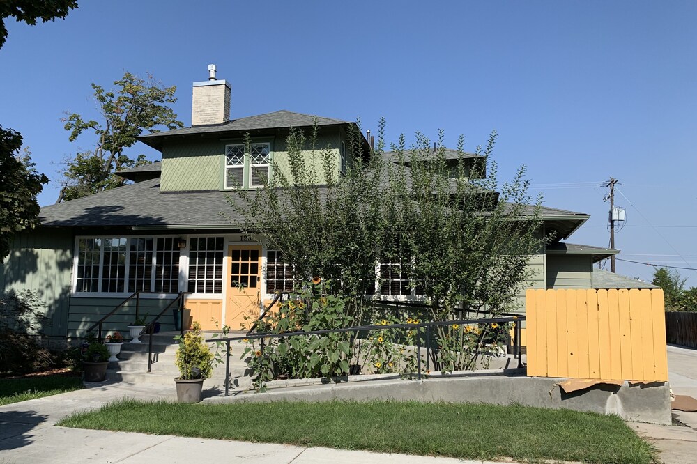 Charming, Spacious First Floor of Charming 1903 Home in Downtown Nampa