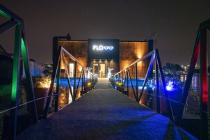 Konaklama yerinin ön cephesi - akşam/gece