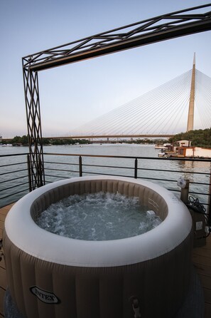 Outdoor spa tub - Flow (Belgrade)