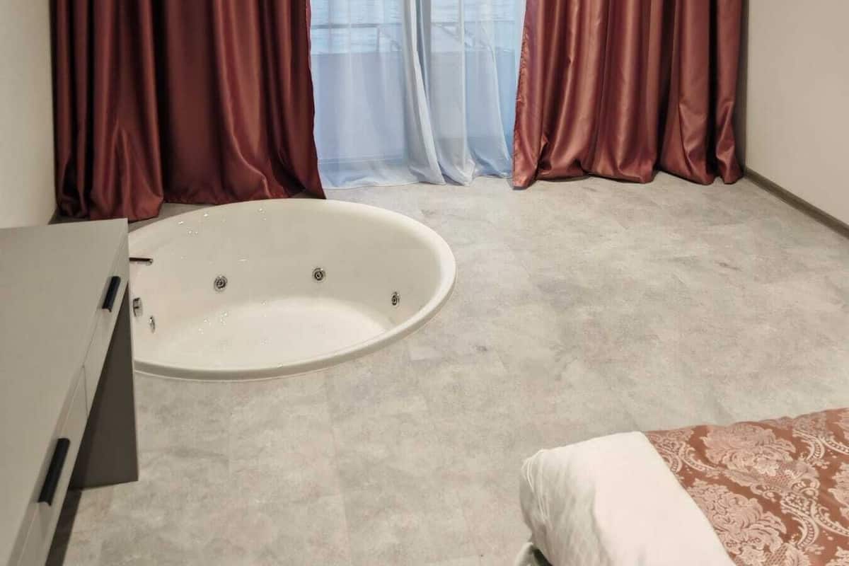 Kahden hengen superior-huone, jokinäköala | 1 makuuhuone, allergiatestatut vuodevaatteet, minibaari