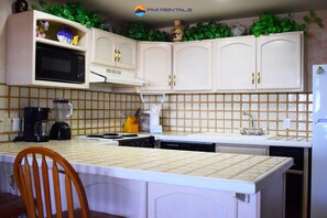 Een koelkast, een magnetron, een oven, een kookplaat