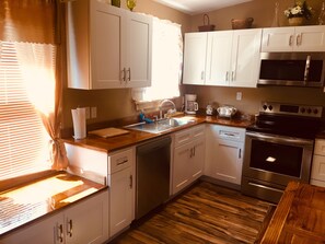 Kjøleskap, mikrobølgeovn, ovn og kokeplater