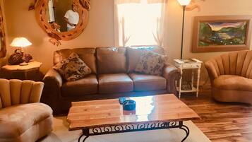 Televisión, reproductor de DVD, libros y videoteca