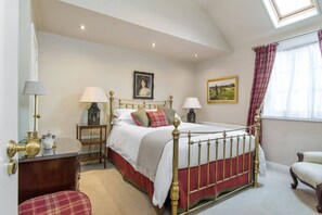 4 bedrooms, desk, iron/ironing board, travel crib - 5 STAR HISTORIC REFURBISHED OLD RECTORY (Newtownabbey)