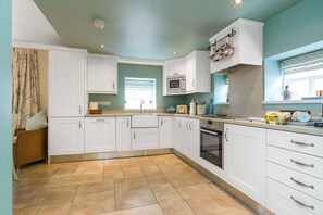 Fridge, microwave, oven, stovetop - 5 STAR HISTORIC REFURBISHED OLD RECTORY (Newtownabbey)