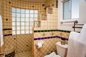 Een douche, handdoeken