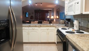 Geladeira, micro-ondas, fogão, cooktop