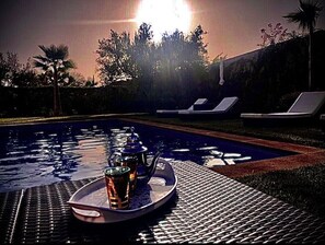 Een buitenzwembad en een verwarmd zwembad